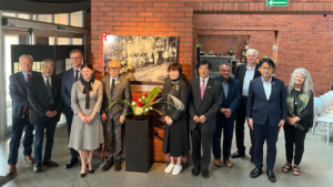日本美術技術博物館で撮影された、シベリア孤児帰国記念陶板を囲んでの集合写真。除幕式には、社会福祉法人福田会の安倍昭恵後援会長や当時の在ポーランド日本大使、宮島昭夫氏、シベリア孤児子孫などが映る。